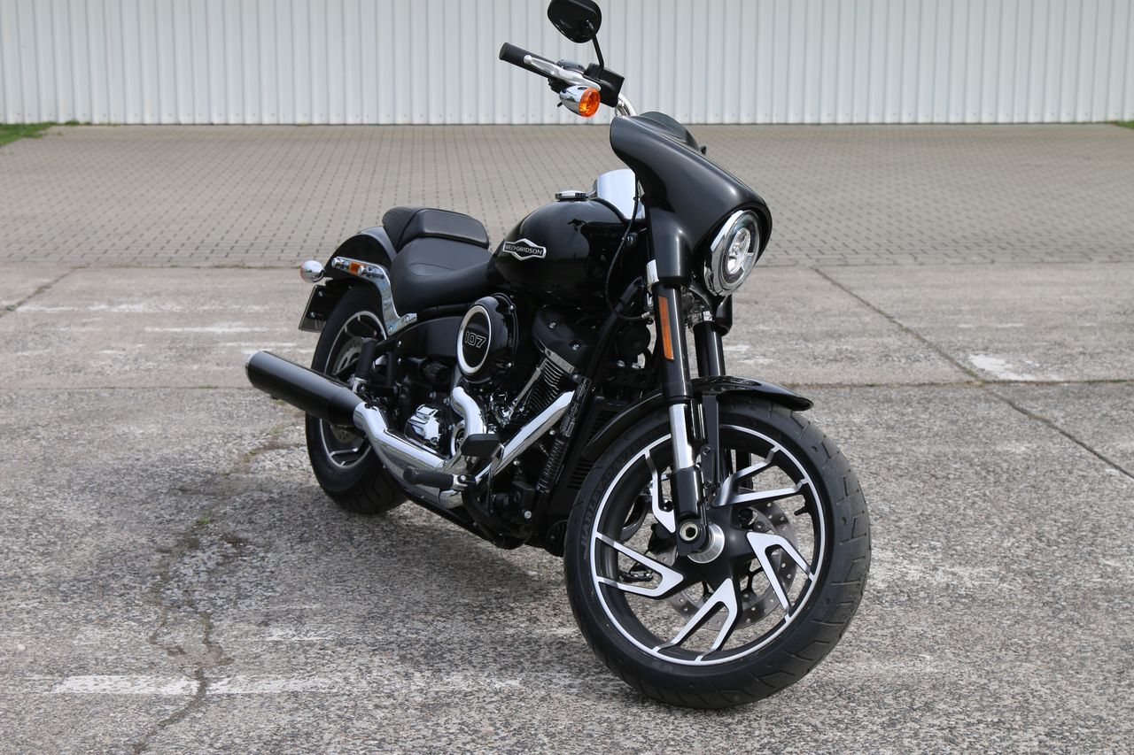 Harley Davidson Sport Glide – tona stylu, szczypta sportu