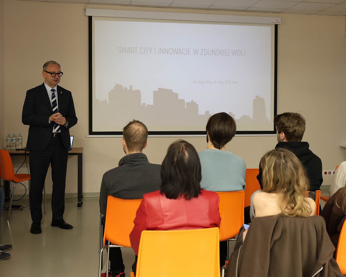 Studenci z Łodzi na zajęciach smart city w Zduńskiej Woli
