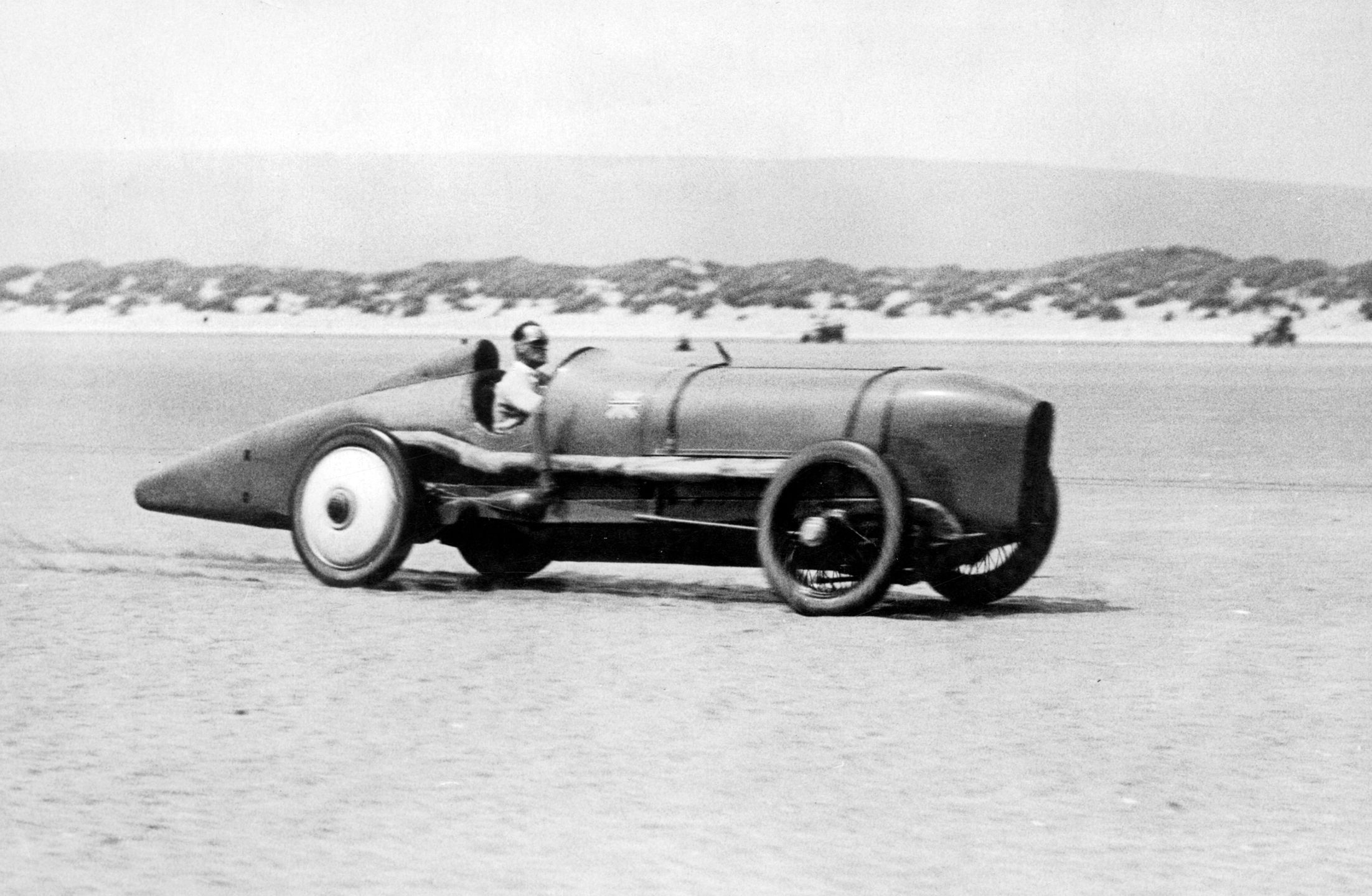 Delikatnie zmodyfikowany Sunbeam 350hp na plaży w Pendine pędzi po rekord prędkości