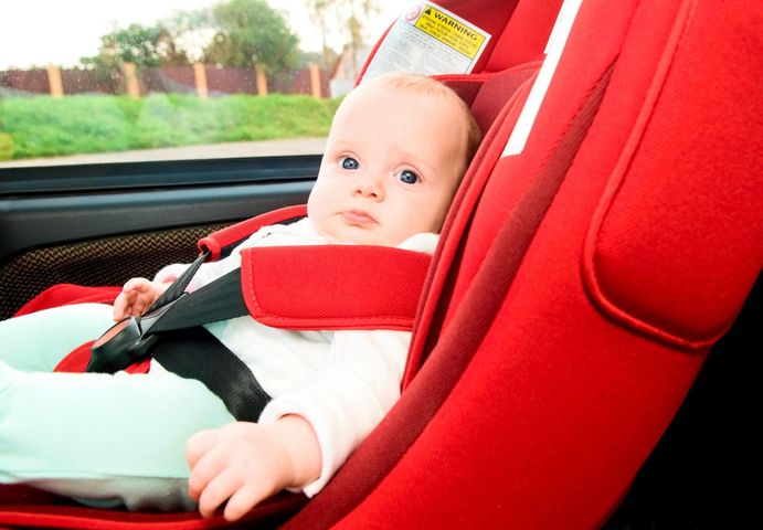 Podróżując samochodem, umieszczaj niemowlę w foteliku.