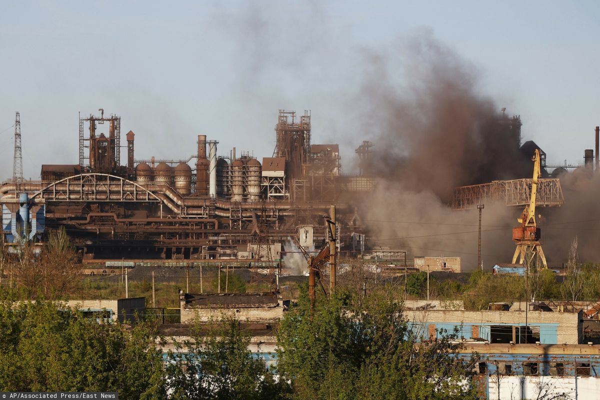 Wojna w Ukrainie. Na zdjęciu: pożar po rosyjskim ataku na zakłady metalurgiczne Azowstal  w Mariupolu 
