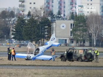 Wypadek w Warszawie. Samolot zjechał z pasa i zarył przodem w ziemię