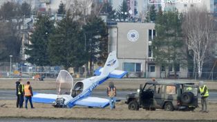 Bemowo: Samolot zjechał z pasa i zarył przodem w ziemię