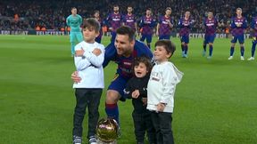 La Liga. Wzruszający moment przed meczem Barcelony. Synowie wręczyli Lionelowi Messiemu Złotą Piłkę (wideo)