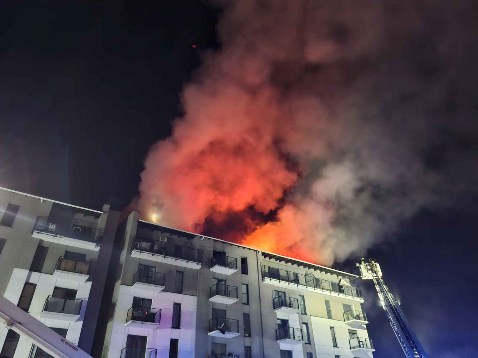 Wielki pożar bloku w Poznaniu. 82 osoby ewakuowane