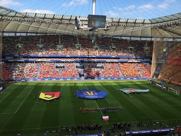 Kibice skandują "Piłka nożna dla kibiców" - wielu fanów spod stadionu modli się o to, by w ogóle wejść choćby na II połowę.