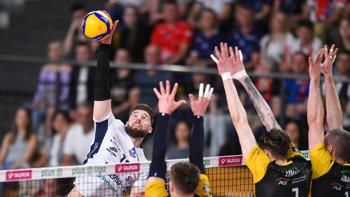 Zdjęcie okładkowe artykułu: Materiały prasowe / Plusliga / Bartosz Bednorz próbuje przebić się przez blok siatkarzy PGE GiEK Skry Bełchatów