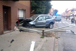 Wypadek w Wielkopolsce. Pijany kierowca przebił barierki i uderzył w dom
