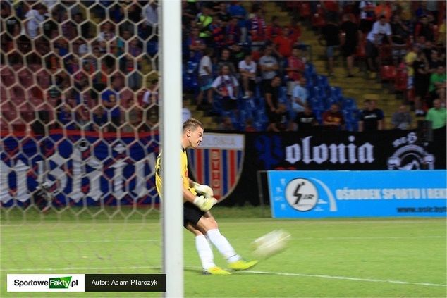 Krótko po tym zagraniu bramkarz Polonii doznał bolesnego urazu