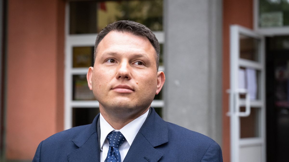 Toruń, 18.05.2025. Wybory prezydenta RP - I tura. Kandydat Konfederacji w wyborach prezydenckich Sławomir Mentzen podczas wypowiedzi dla mediów po głosowaniu w lokalu wyborczym w Toruniu, 18 bm. Trwa głosowanie w I turze wyborów prezydenta RP. Do jego zakończenia obowiązuje cisza wyborcza. (aldg) PAP/Tytus Żmijewski