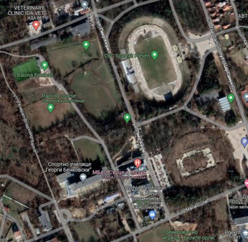 Dawny kompleks sportowy w Plewen. Na nieaktualnych zdjęciach satelitarnych wciąż widać zarys toru żużlowego - to ten po lewej stronie od stadionu Spartaka.