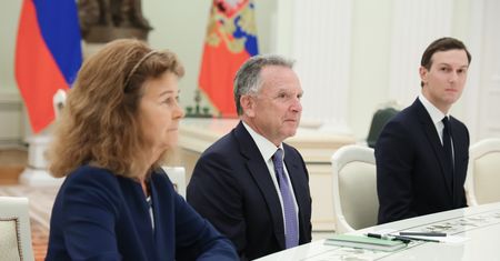 Tajemnicza kobieta przy stole z delegacją USA na Kremlu