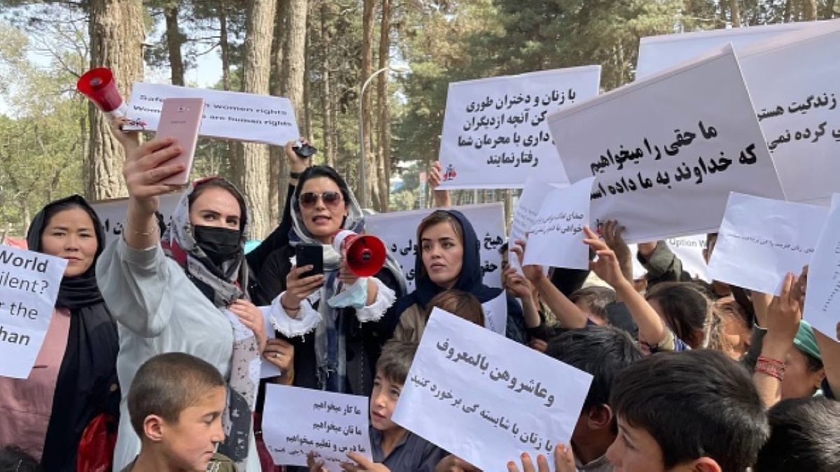 Mieszkanki Afganistanu nie chcą podporządkować się nakazowi rządu obwołanego przez talibów i założyć burek 