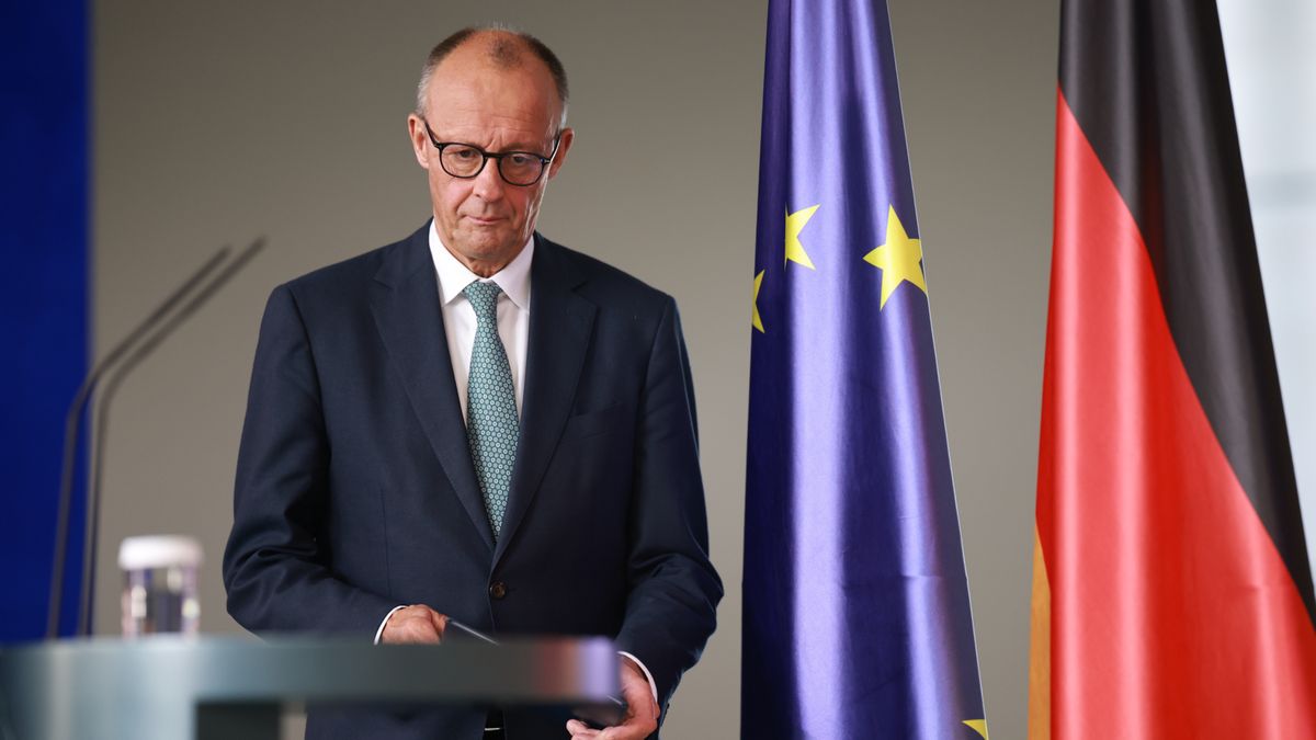 German Chancellor delivers statement after meeting of government's security cabinet
epa12268949 German Chancellor Friedrich Merz arrives to deliver a statement at the chancellery following a meeting of the government's security cabinet in Berlin, Germany, 28 July 2025.  EPA/CLEMENS BILAN 
Dostawca: PAP/EPA.
CLEMENS BILAN
presser, podium, flags, official