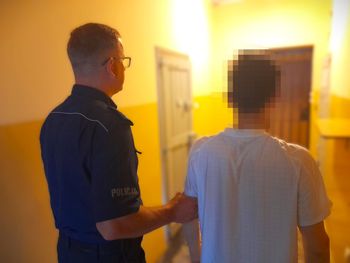 Kościerzyna: Policjanci dostali zgłoszenie o dzieciach bez opieki. Na miejscu zastali ojca z narkotykami