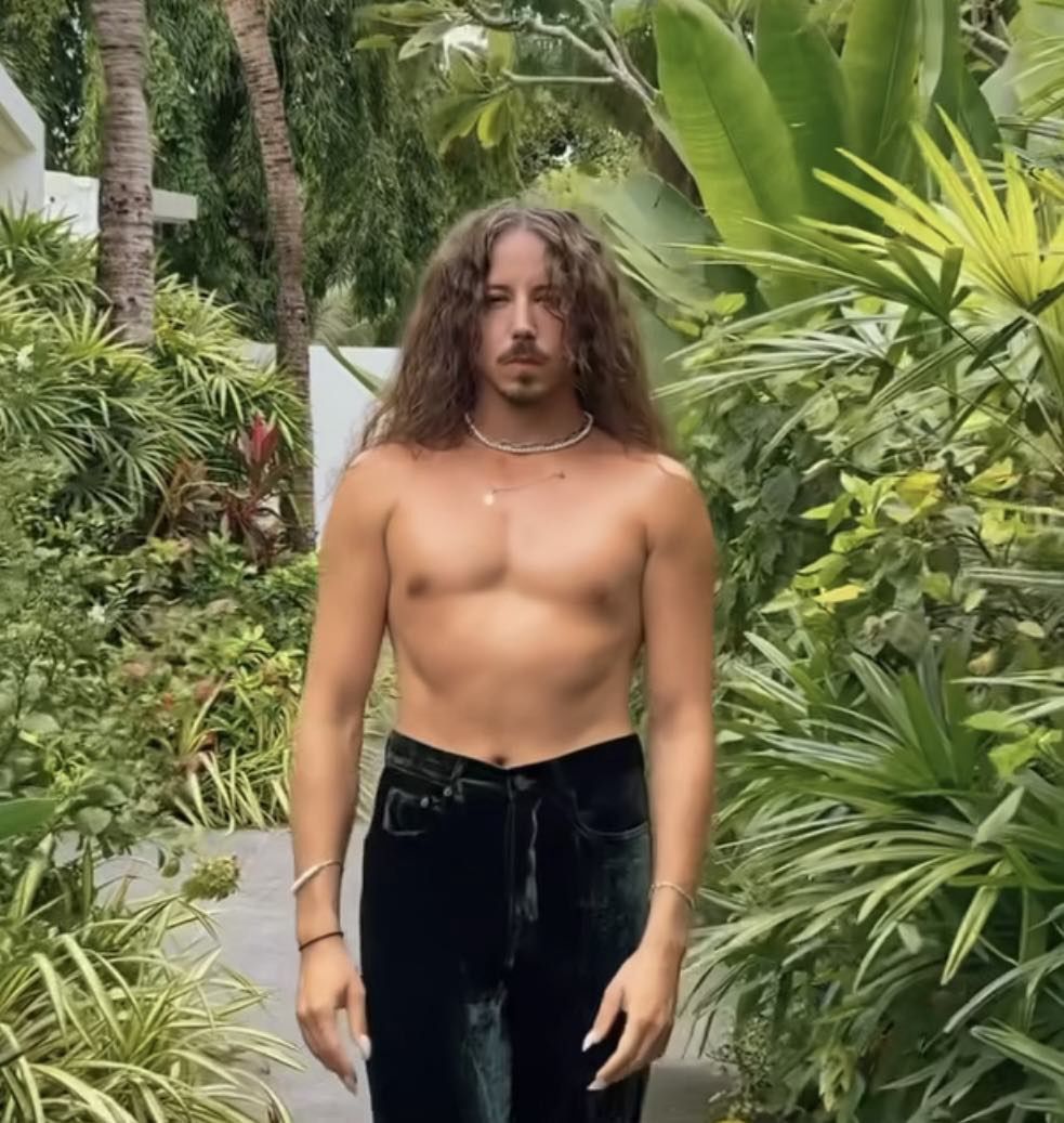 Michał Szpak odsłania klatę na kolejnych wakacjach