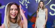 Roześmiana Sandra Kubicka pozuje na ramówce TVN w sukience z kapturem. Udana stylizacja? (ZDJĘCIA)