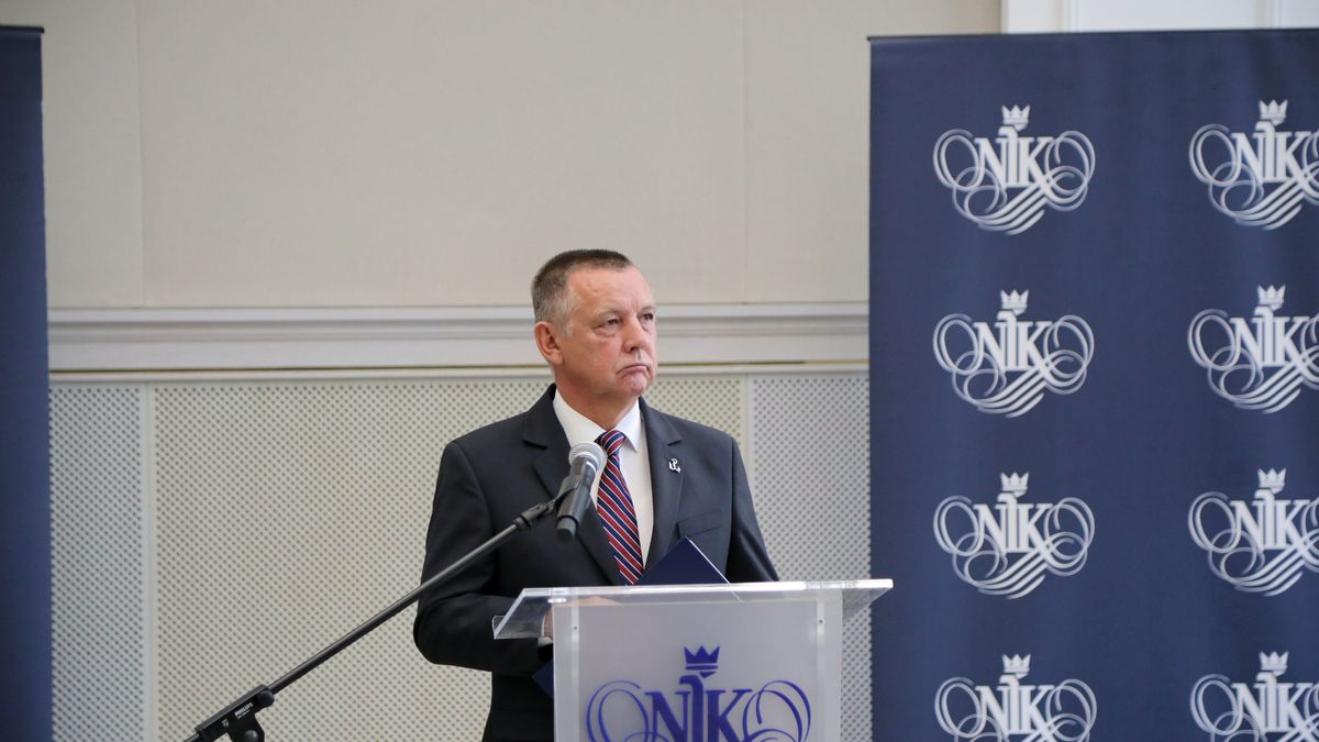 Na zdjęciu prezes NIK Marian Banaś w trakcie konferencji prasowej