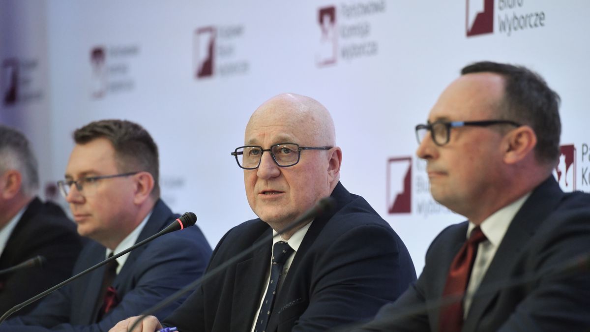 Warszawa, 01.06.2025. Wybory prezydenta RP - II tura. Od lewej: sekretarz PKW Rafał Tkacz, przewodniczący Państwowej Komisji Wyborczej Sylwester Marciniak, zastępca przewodniczącego Konrad Składowski podczas drugiejj konferencji PKW, 1 bm. w Warszawie. Konferencja dot. frekwencji, która w drugiejj turze wyborów prezydenckich na godzinę 12 wyniosła 24,83 proc. Trwa głosowanie w II turze wyborów prezydenta RP. Do jego zakończenia obowiązuje cisza wyborcza. (mr) PAP/Piotr Nowak