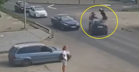 Motocyklistę wybiło jak z katapulty. Wideo dla widzów o mocnych nerwach
