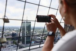 Próbował wejść na dach wieżowca. Sprawa 26-latka z Łotwy w sądzie