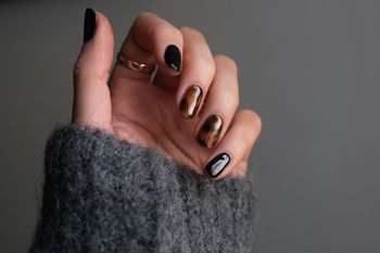 Modne paznokcie na listopad. Klasyczny manicure w nowym wydaniu