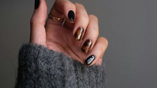Modne paznokcie na listopad. Klasyczny manicure w nowym wydaniu
