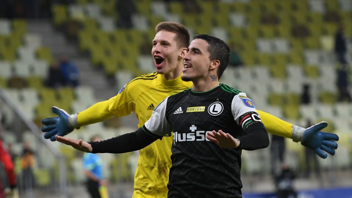 Gdańsk, 08.11.2022. Piłkarz Legii Warszawa Josue (przód) i bramkarz Cezary Miszta (tył) cieszą się zwycięstwa po serii rzutów karnych w meczu 1/8 finału Pucharu Polski z Lechią Gdańsk, 8 bm. (gj) PAP/Adam Warżawa