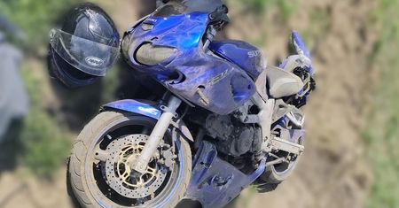 Zderzenie motocykla z volkswagenem. 24-latek trafił do szpitala