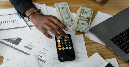 Przychód a dochód – jakie są różnice?