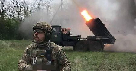 Tuż za jego plecami startowały rakiety. A żołnierz? Nagranie jest hitem sieci