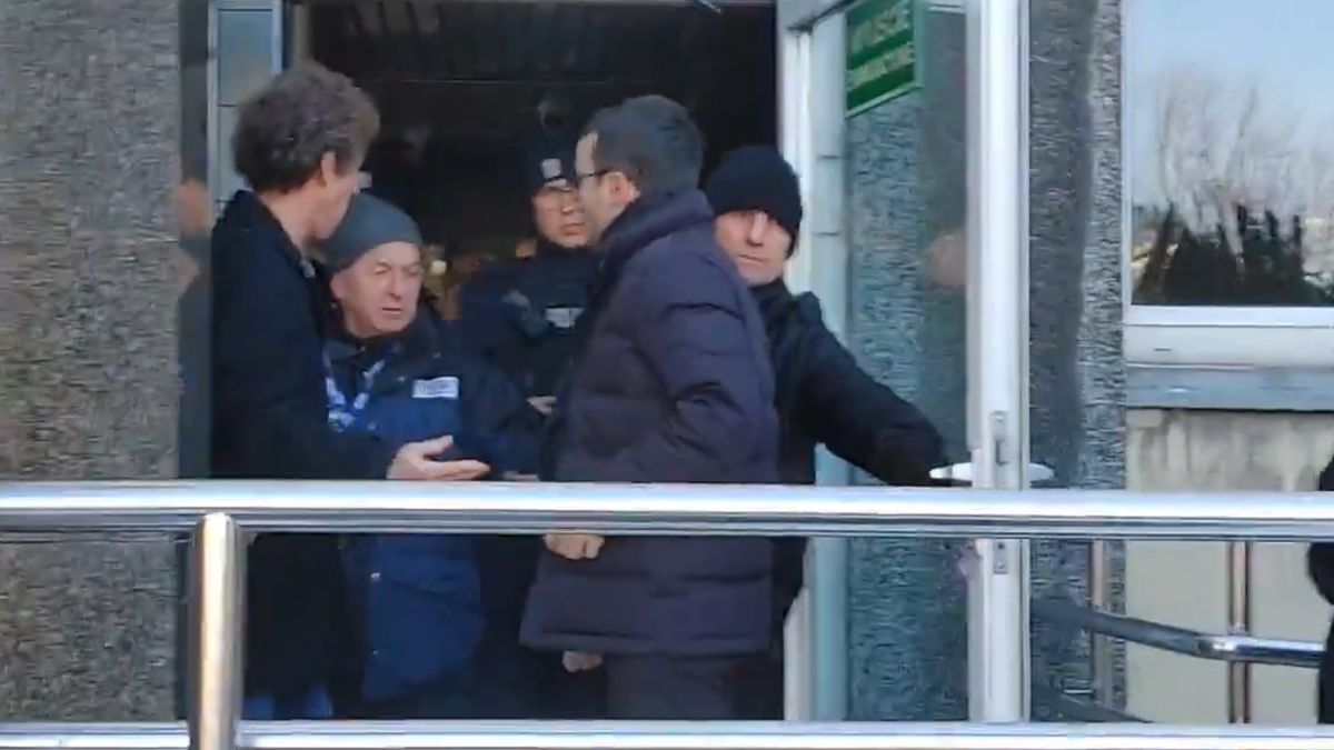 Samuel Pereira próbuje dostać się do budynku TVP.
