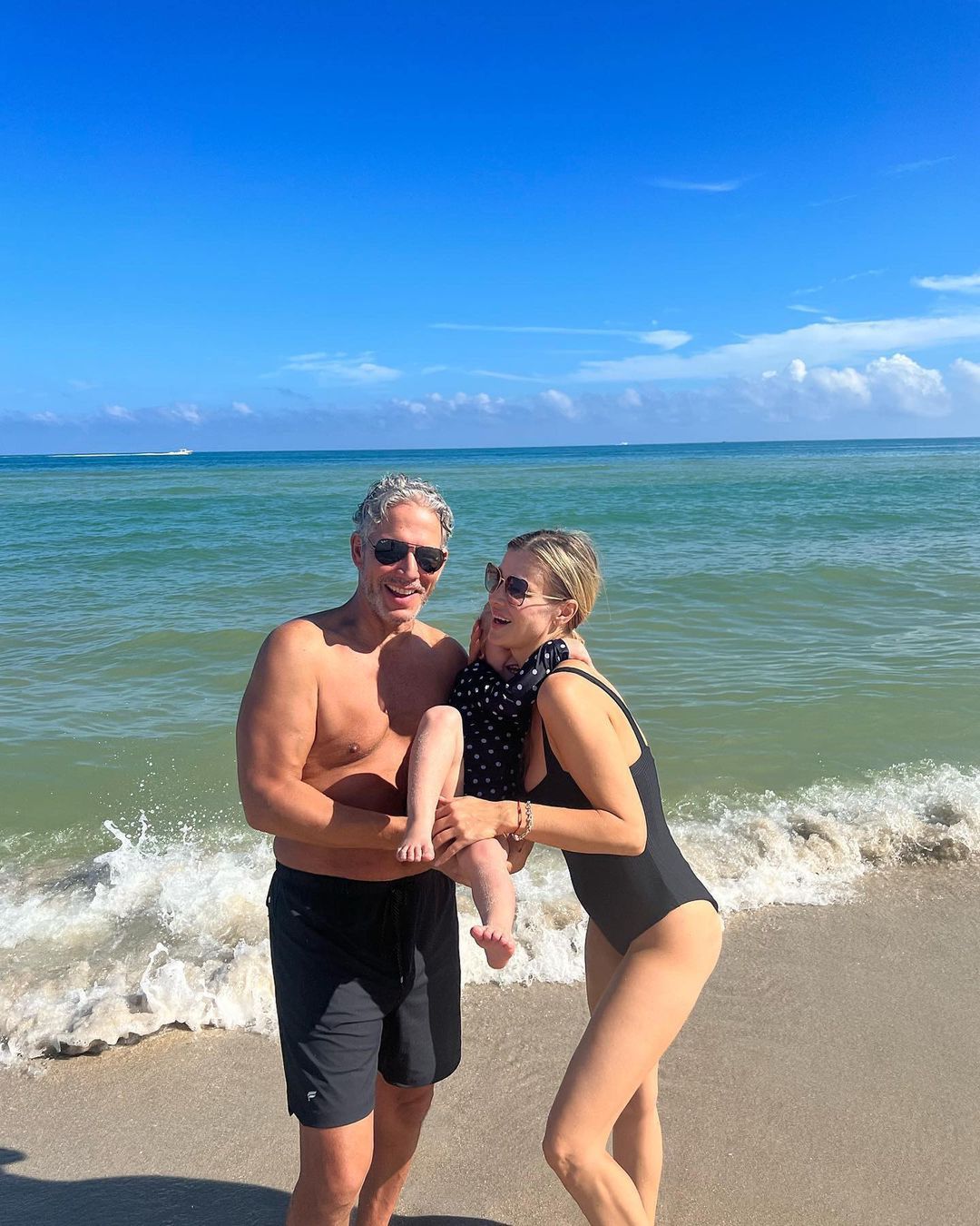 Asha na plaży z rodzicami