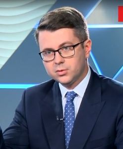 Nowy obowiązek. Przedstawiciel rządu pokazuje przedmiot