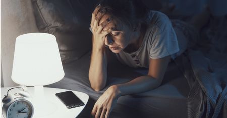 Źle śpisz po 50.? Możesz wcześniej wypaść z rynku pracy