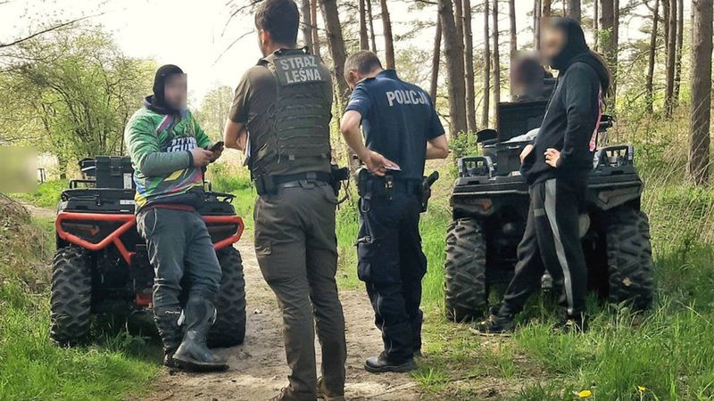 Mężczyźni szybko pożałowali wjazdu do lasu.