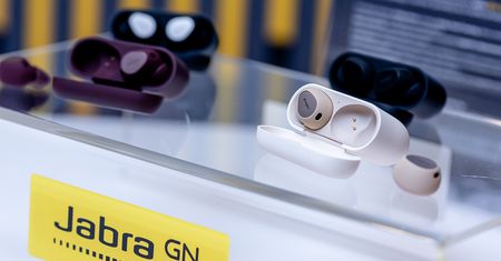 Słuchawki Jabra Elite jeszcze bardziej elitarne. Wodoodporne i z Dolby Atmos. Już do kupienia
