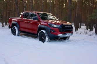Toyota Hilux GR Sport po zmianach. Pick-up nie boi się zjechać z asfaltu