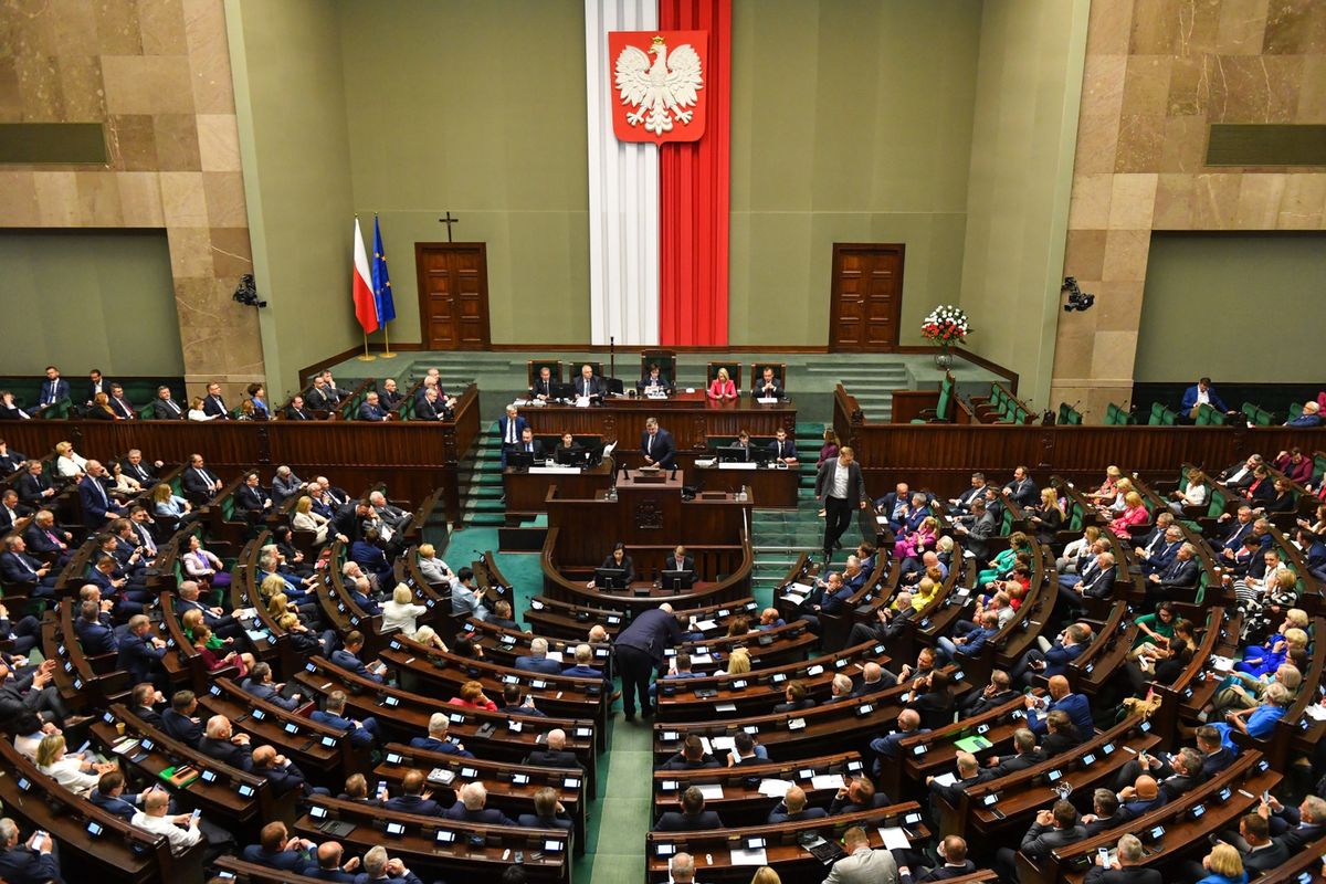 Sejm przyjął uchwałę ws. relokacji nielegalnych migrantów