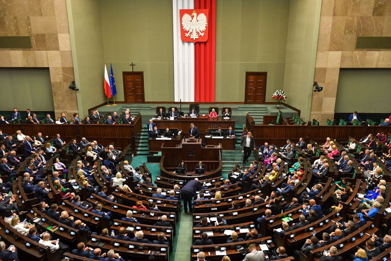 Krzyki w Sejmie. Posłowie przyjęli uchwałę ws. uchodźców