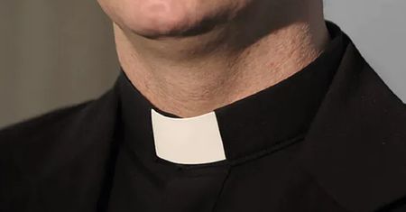 Ksiądz miał bić i wyzywać dzieci. Wciąż pracuje w kościele