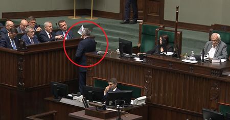 Jasny sygnał dla Błaszczaka. Nagle podszedł do niego poseł