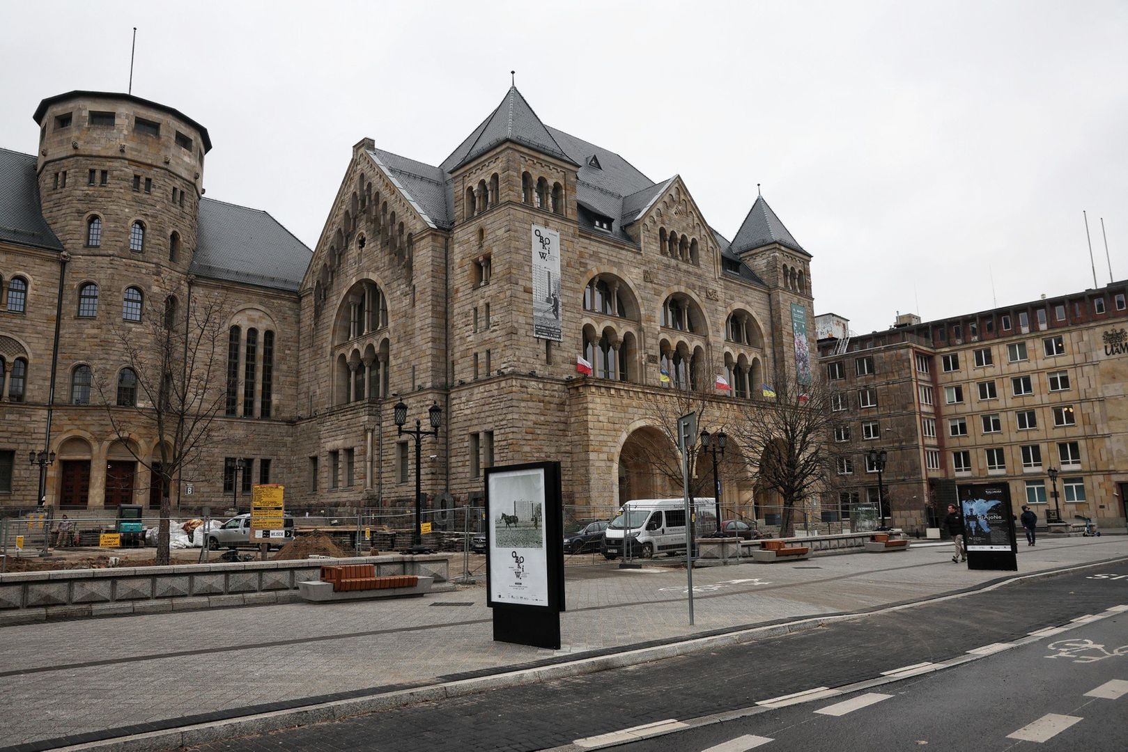 Zabytkowy Zamek w Nowoczesnym WydaniuCentrum Kultury Zamek to miejsce, gdzie historia spotyka się z nowoczesnością. Znajduje się w zabytkowym Zamku Cesarskim, który został zbudowany na początku XX wieku. Obecnie w jego murach odbywają się wystawy, koncerty, spektakle teatralne i wiele innych wydarzeń kulturalnych. Zwiedzanie zamku to doskonały sposób na spędzenie deszczowego dnia, łącząc przyjemne z pożytecznym.Bogata Oferta KulturalnaProgram Centrum Kultury Zamek jest bardzo zróżnicowany i każdy znajdzie coś dla siebie. Wystawy sztuki współczesnej, projekcje filmowe, warsztaty kreatywne – to tylko niektóre z atrakcji, jakie czekają na odwiedzających. Dzięki bogatej ofercie kulturalnej, nawet w pochmurne dni nie można się tutaj nudzić.