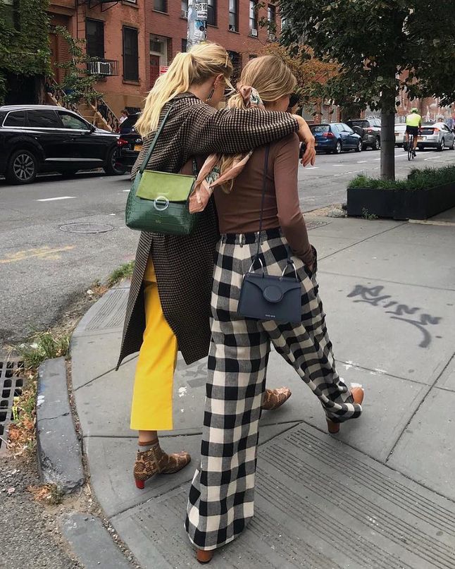 Szerokie spodnie damskie w kratę - szwedy
Instagram/nordicstylereport