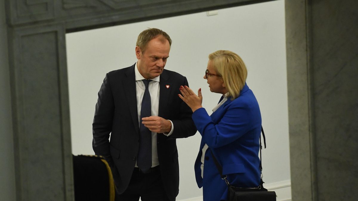 Donald Tusk Paulina Hennig-Kloska
Piotr Nowak
g�osowanie, �ad prawny, media publiczne, Paulina Hennig Kloska, polityk, polityka, Polska Agencja Prasowa, posiedzenie, sala g�osowa�, sala obrad, sala plenarna, sejm, sejmu, uchwa�a, X kadencja, X kadencji