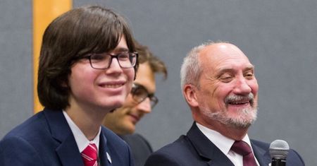 Ojciec Edmunda Jannigera robi karierę. Walczy o ważną posadę