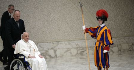 Przewieźli papieża do szpitala