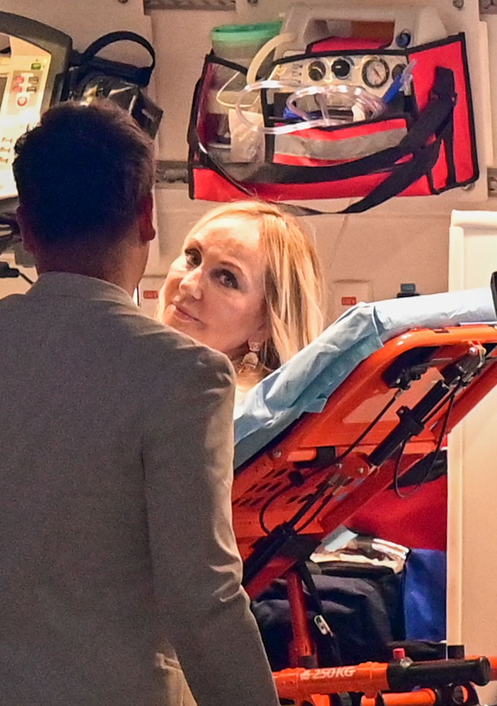 Karetka zabiera Helenę Deeds z premiery filmu