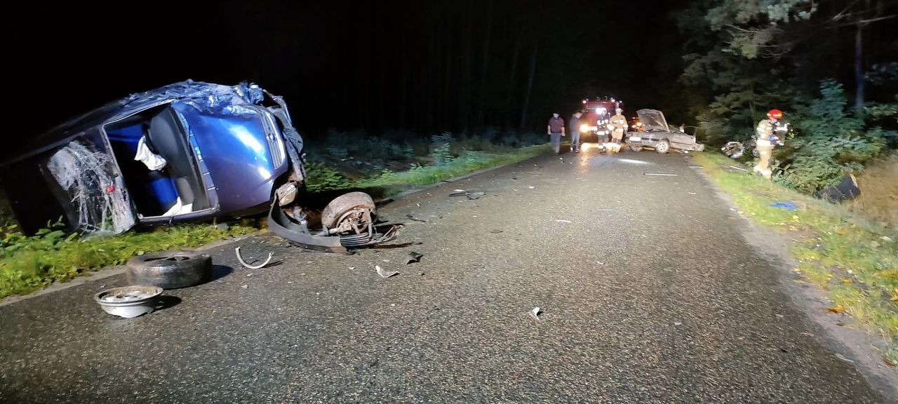 Auto rozpadło się na pół. Pięcioro rannych po wypadku na Mazowszu