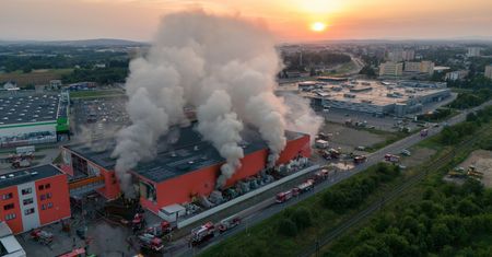 Gigantyczny pożar nieopanowany. Nad miastem kłęby żółtego dymu